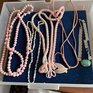 Women’s necklaces lot